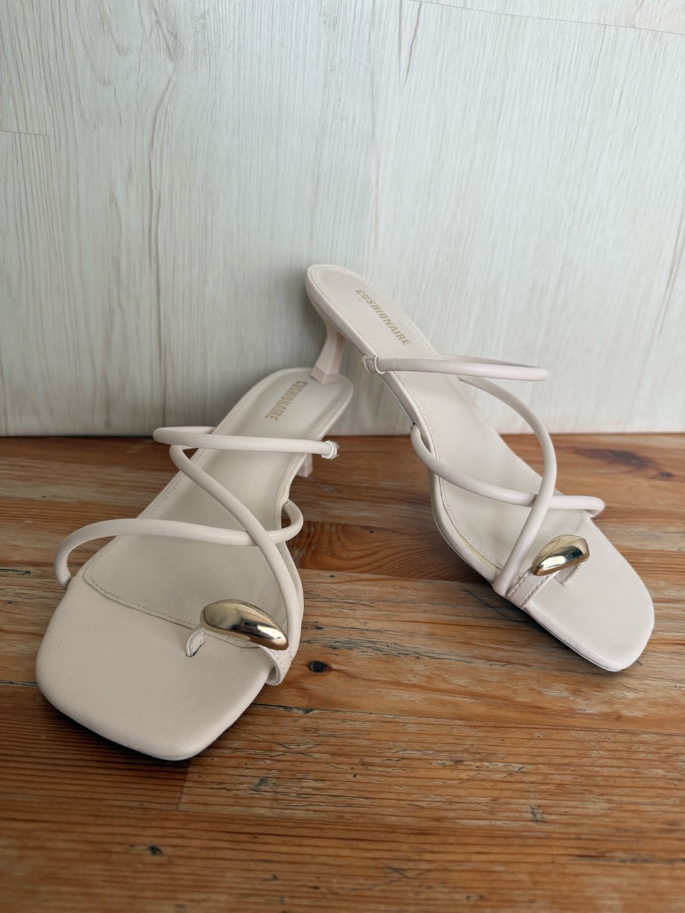 Cushionaire Maui Cream Strappy Kitten Heel Sandals Size 7.5 Gold Toe Ring